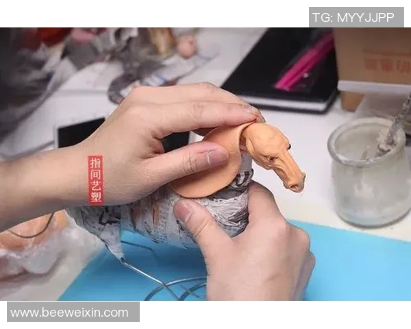 用软陶打造足球球星雕像 细致工艺还原球场英雄风采